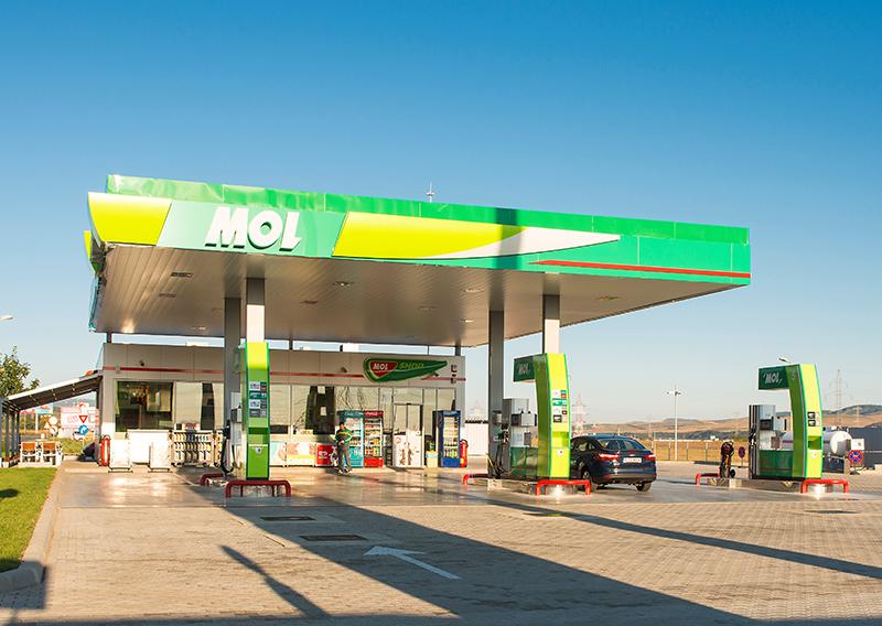 Ungaria nu mai plafonează preţul la carburanţi pentru firme şi creşte impozitul pe profitul Mol