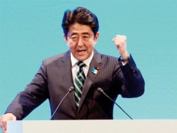Fostul premier japonez Shinzo Abe împuşcat de două ori în spate în timpul unui discurs electoral