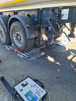 Razie pe drumurile Aradului la camioanele supraîncărcate