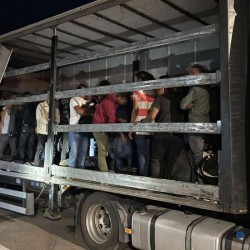 Record absolut de migranți descoperiți într-un TIR la Nădlac II. 75 de cetățeni străini ascunși între cutii de pantofi. Încă 57 de migranți depistați în alte 2 tiruri tot în același punct de frontieră