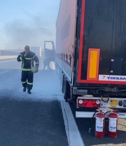 Un TIR a luat foc pe autostradă între Arad și Timișoara