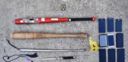 Arsenal de arme albe descoperit în urma unor percheziții domiciliare în Arad. 3 bărbați au fost reținuți

