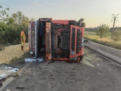 Un TIR cu cereale s-a răsturnat pe șosea între Vinga și Orțișoara și a îngreunat circulația