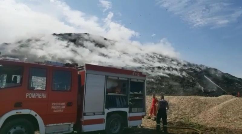 Groapa de gunoi a Aradului a luat din nou foc