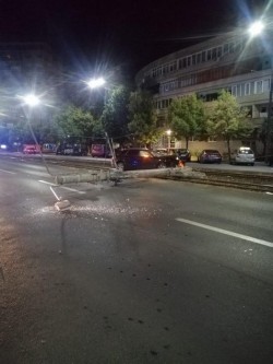 Un tânăr teribilist și beat a dărâmat cu mașina un stâlp de pe linia de tramvai în zona Gării Arad. Circulația tramvaielor este întreruptă