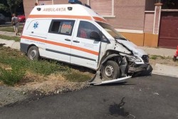 Izbită de un autoturism, o ambulanță a fost catapultată în șanț la Șiria

