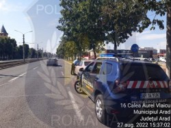 Polițiștii locali au pus gând rău mașinilor parcate pe Calea Aurel Vlaicu între Atrium Mall și stadionul ”Francisc Neuman”

