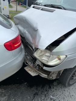 Un șofer beat a lovit 3 autoturisme parcate pe strada Războieni