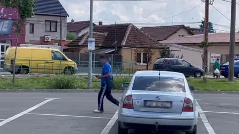 Un parcagiu “afumat” a amendat șoferii în draci duminică la Piața Obor