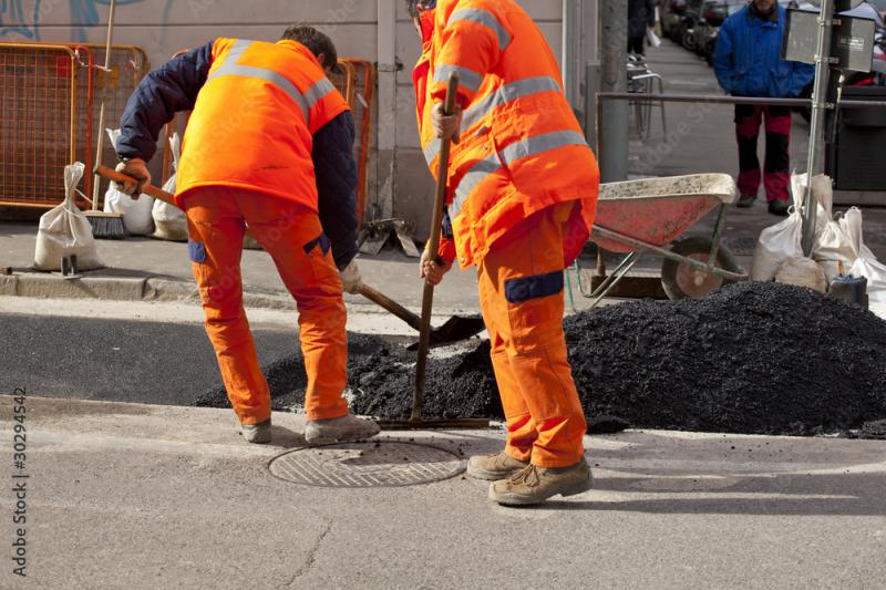 Țepari “îmbrăcați” în falși asfaltatori umblă pe la blocuri și își oferă serviciile. Primăria Arad sfătuiește  arădenii să anunțe Poliția Locală