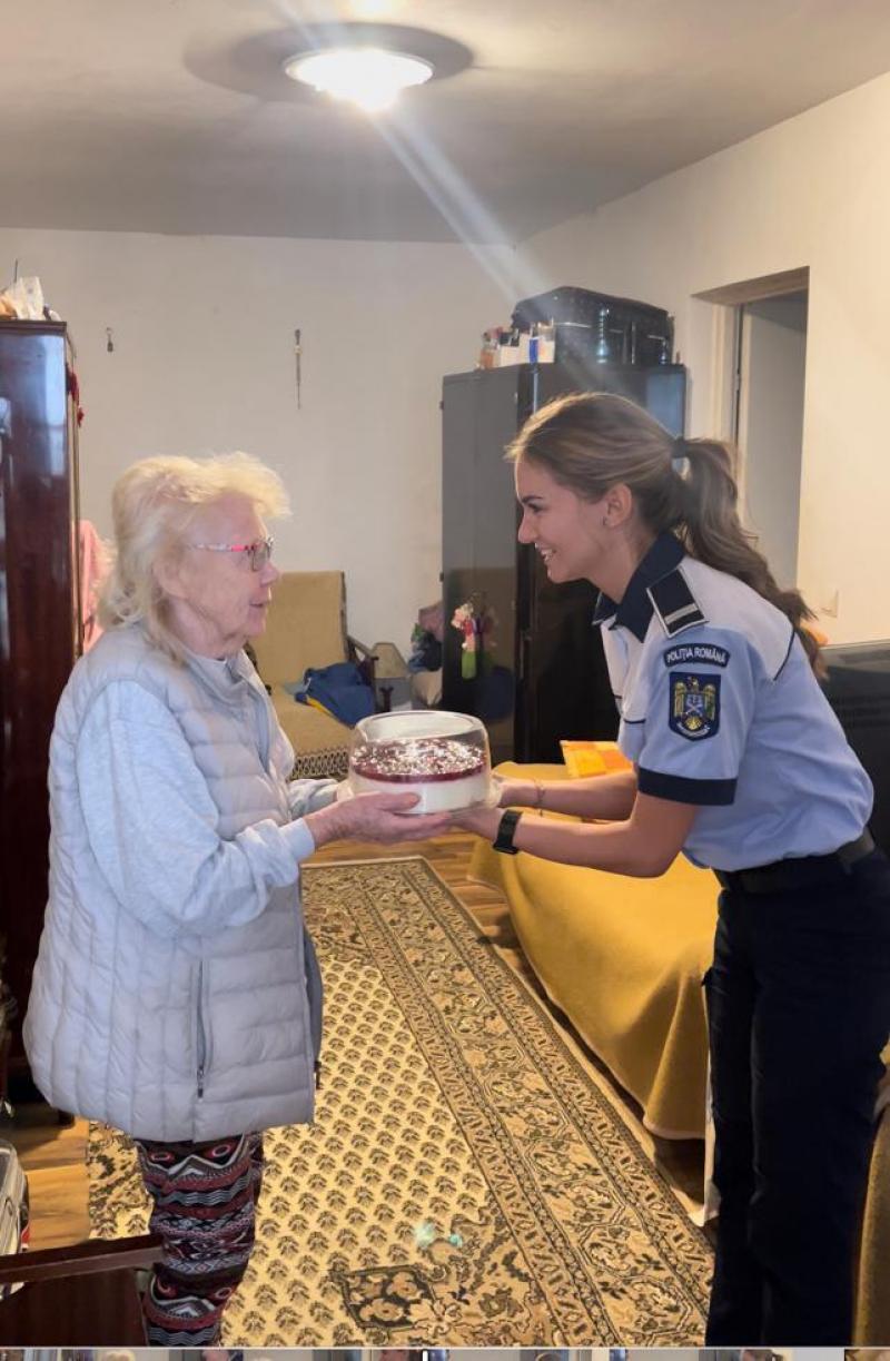 Tanti Eva a primit de ziua ei un tort de la prietenii ei polițiști
