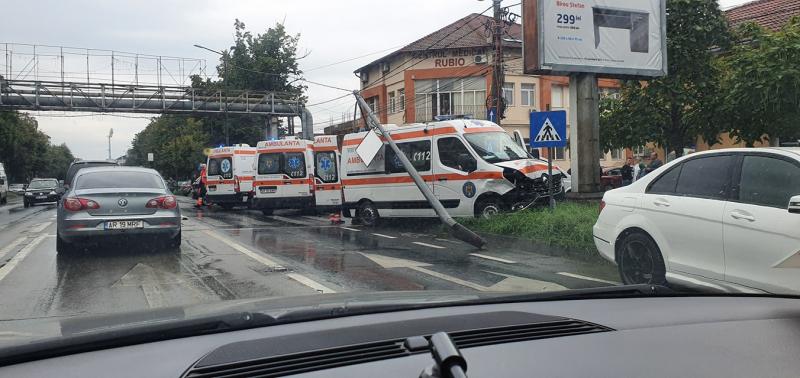 Ambulanță implicată într-un accident rutier pe Calea Victoriei