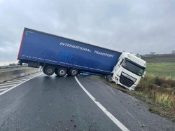 Un TIR a deviat și a blocat traficul la ieșirea de pe autostrada A1 spre DN7 – Arad

