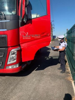 Controale ale vehiculelor de transport marfă în județul Arad. Jumătate din camioanele controlate au fost depistate cu nereguli