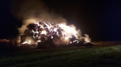 Un fulger a făcut scrum azi noapte la Nădlac 350 de baloți de paie