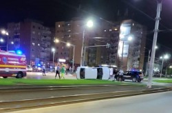 Deși nu formează un cuplu, un tânăr și o tânără s-au pupat în intersecție

