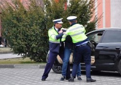 Tânăr arădean ce și-a bătut mama și un tânăr din Curtici care și-a lovit tatăl au fost reținuți de Poliție