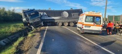 Un TIR s-a răsucit pe șosea și a blocat traficul în apropiere de Șimand

