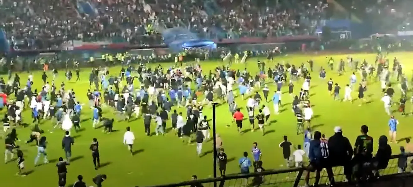 Măcel pe stadion. Peste 200 de oameni au murit după un meci de fotbal în Indonezia. Fost fotbalist de la Petrolul Ploiești prezent la locul tragediei