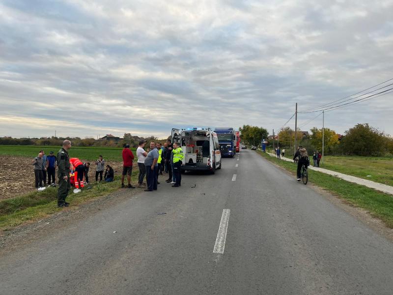 Accident mortal pe DJ 682 lângă Zădăreni. Un motociclist a murit după ce s-a izbit de un autocamion