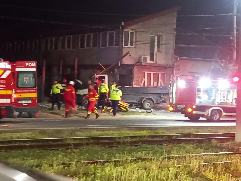 Accident în condiții ciudate pe Calea Radnei. O camionetă a luat-o razna