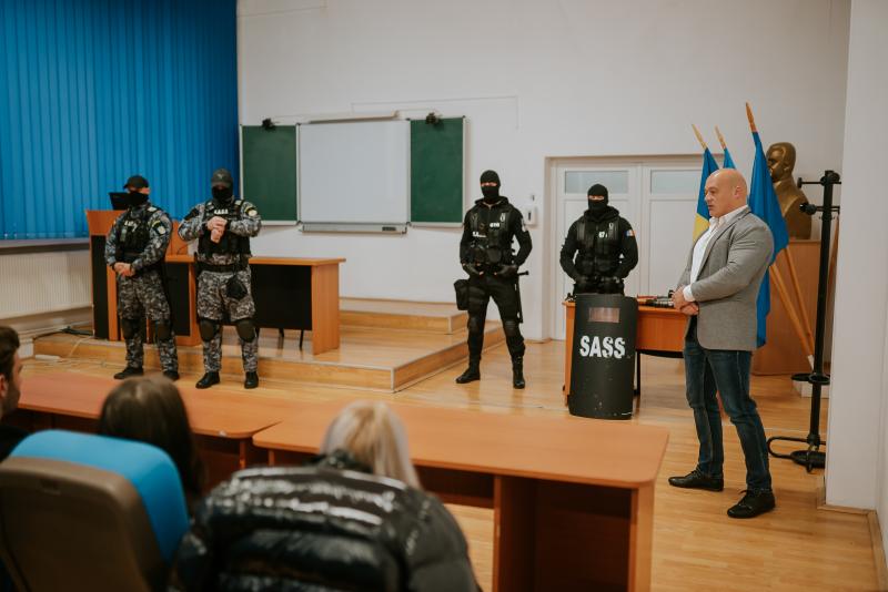 Echipă specială de intervenție din cadrul Penitenciarului Arad, aplicații practice cu studenții facultății de științe juridice 