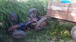 Teribil accident la Șeitin. Un bărbat a murit strivit de tractorul sub care căzuse