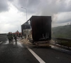 Un TIR încărcat cu făină a luat foc pe autostrada A1. Traficul este restricționat pe o singură bandă

