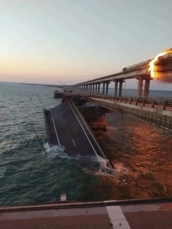 Podul Kerci, care leagă Crimeea de Rusia a luat foc. Mai multe segmente de șosea s-au prăbușit