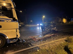 Un bărbat băut de 62 de ani din Conop s-a izbit cu mașina de un camion la Lipova