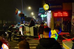 Un taximetru întors cu rotile-n sus sâmbătă noaptea pe Bd. Revoluției la intersecția cu str. Crișan