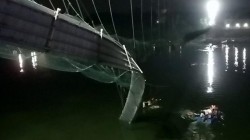 Peste 140 de morți după ce un pod s-a prăbușit
 
