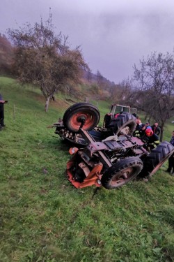 Un bărbat de 70 de ani a murit strivit de tractor în apropiere de Lazuri