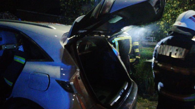 Un autoturism hibrid a luat foc în miez de noapte la Vladimirescu