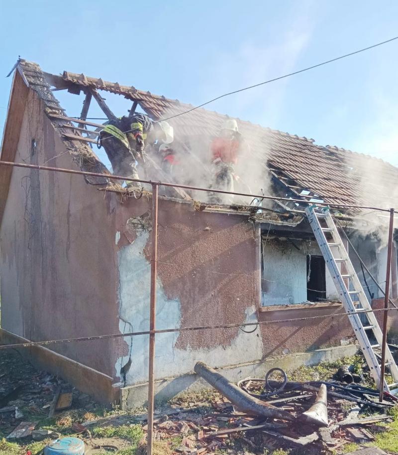 Scurt circuit, incendiu și casă în flăcări la Caporal Alexa