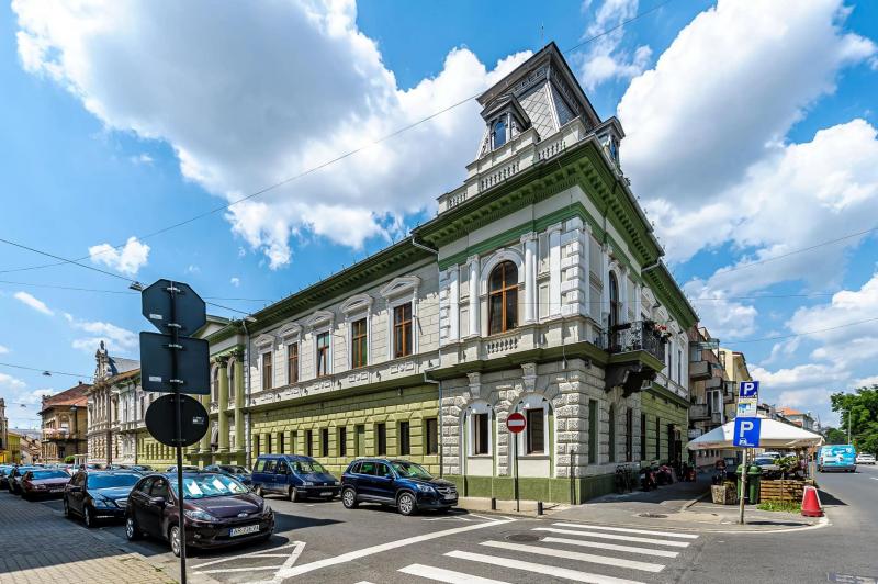 Băile Simay de pe strada Unirii din Arad, scoase la vânzare pentru suma de 3,7 milioane de euro.În perioada post ceaușistă în interiorul clădirii a funcționat clubul Renaissance

