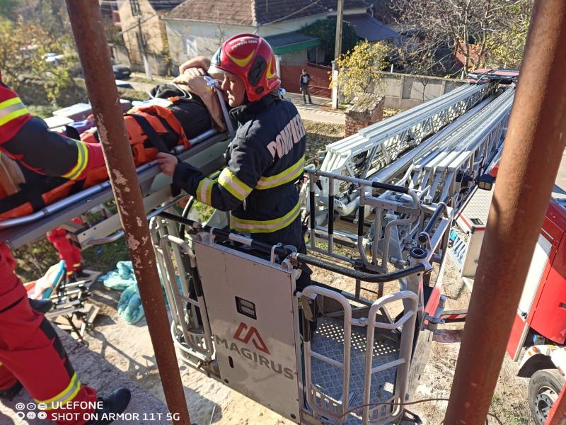 Pompierii arădeni au salvat un bărbat blocat la etajul unei case în construcție la Covăsânț