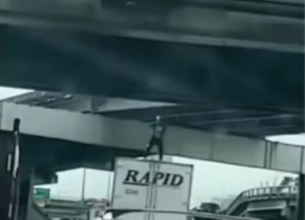 Un tânăr a murit în timp ce dansa pe un camion după ce vehiculul a trecut pe sub un pod