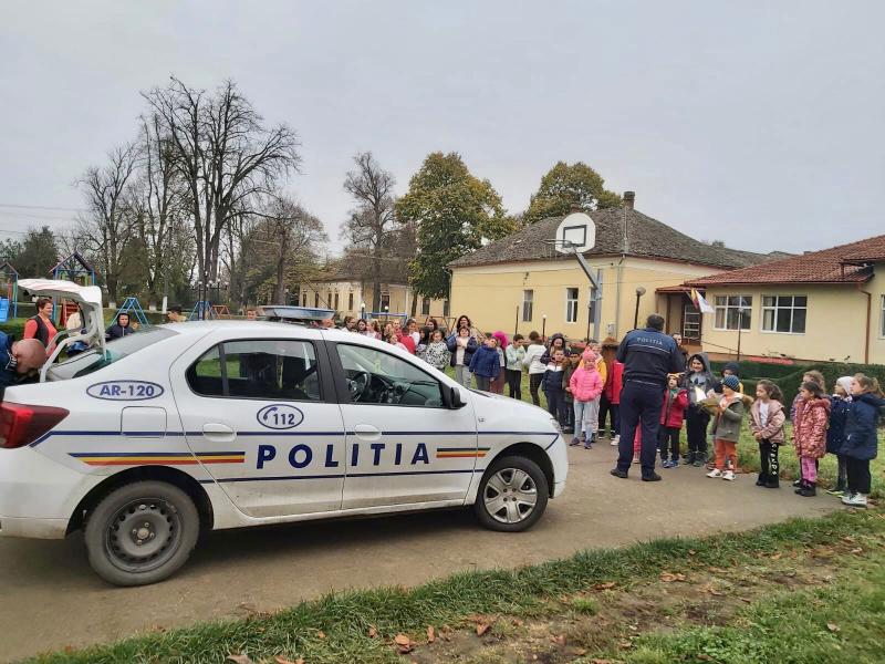 Activitate preventivă a polițiștilor la Școala gimnazială din Peregu Mare