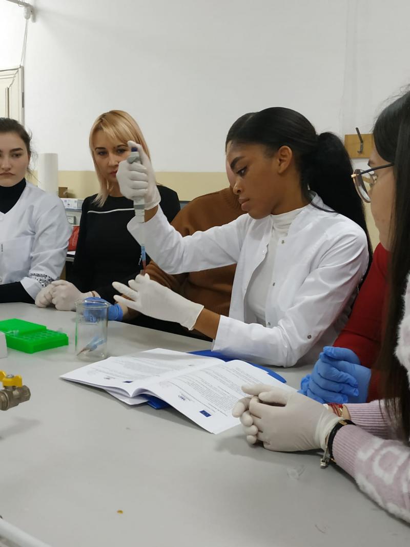 Cercetarea genomului uman și al bioinformaticii la sediul Fundației Universitare „Vasile Goldiș” din Arad - filiala Satu Mare
