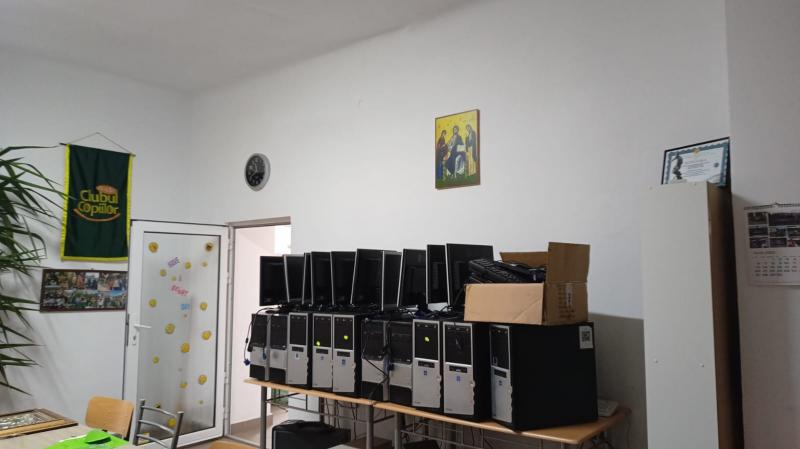 U.V.V.G. Arad a donat 10 calculatoare Clubului Copiilor din Galșa
