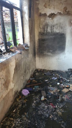 O casă a luat foc pe strada Rozelor din Arad. O femeie a fost surprinsă în interior

