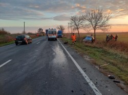 Două autoturisme s-au ”pupat” și au intrat în decor pe DN 7 între Arad și Pecica. Posibile victime