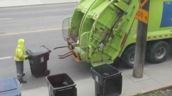 Moarte cumplită pentru un adolescent de 19 ani. Tânărul a murit după ce s-a urcat într-un tomberon și a fost zdrobit de un camion de reciclare 