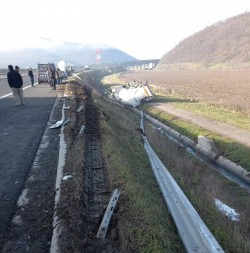 Un autoturism al echipajului de pază al autostrăzii a fost spulberat pe A1