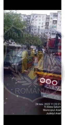 Acțiuni ale polițistilor locali arădeni de eliberare a domeniului public de mașinile abandonate

