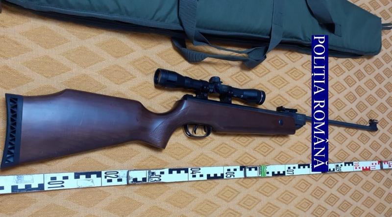 Arsenal de arme și muniție descoperit în urma unor percheziții domiciliare în județele Arad și Timiș