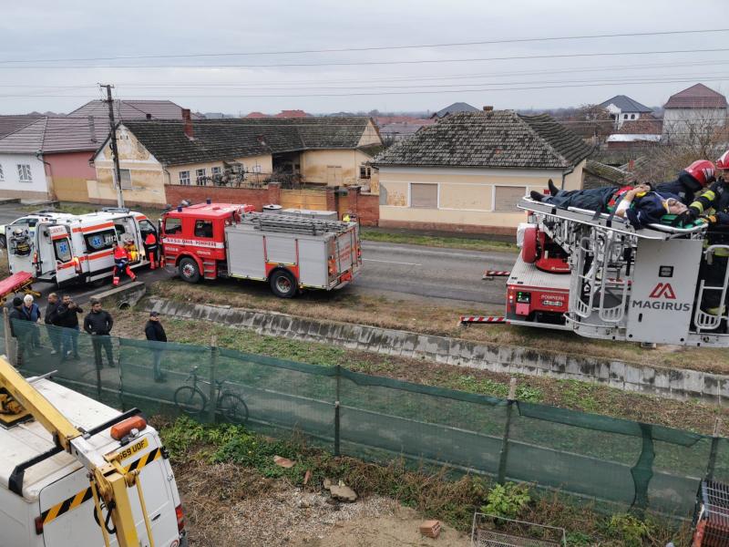 Pompierii arădeni au intervenit pentru salvarea unui bărbat rănit după ce a căzut de pe mansarda unei case din Șiria