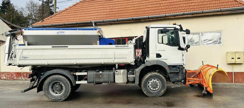 Bani europeni pentru Curtici concretizați într-un camion multifunctional pentru întreținerea drumurilor