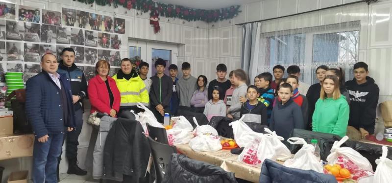 Copiii din Mailat, vizitați de ajutoarele lui Moș Crăciun